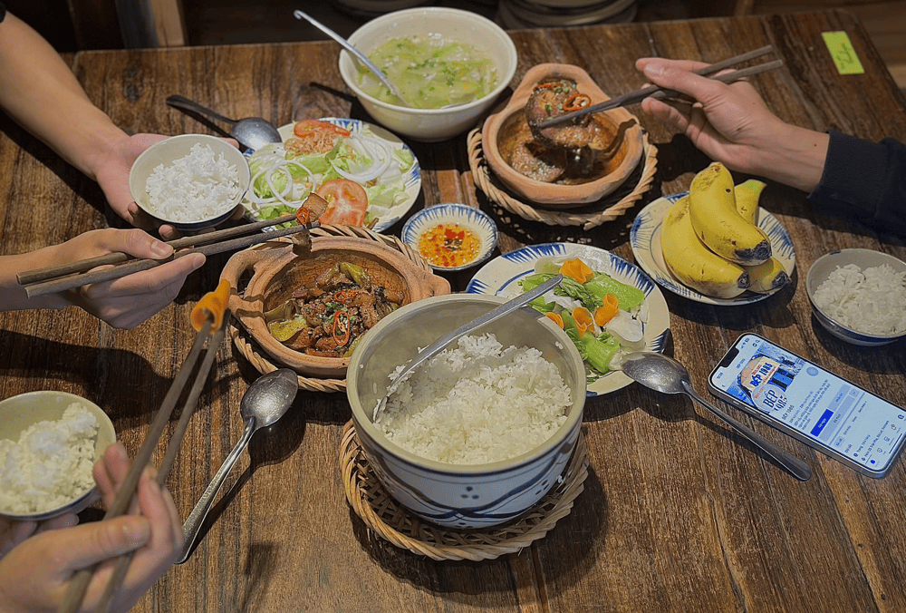 C&aacute;c m&oacute;n ăn quen thuộc được b&agrave;y tr&iacute; tinh tế tr&ecirc;n c&ugrave;ng m&acirc;m (Nguồn: Fanpage Bếp 1985)